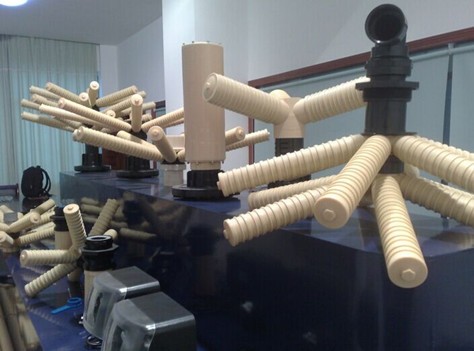 Install the water distributor on the six-pronged top/